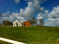 op het weiland voor het Waarhuis